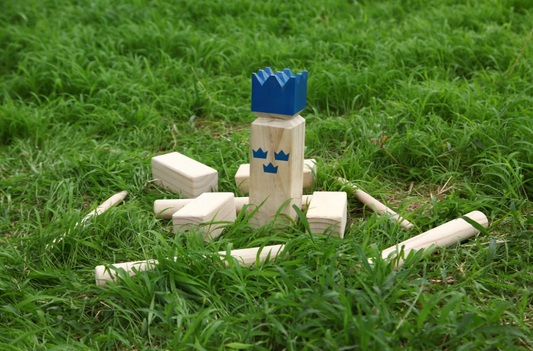 Juego de kubb familiar en jardin