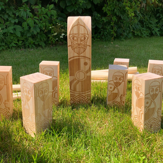 Premium vikingo conjunto de kubb en cesped con rey